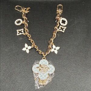 ✅ PRICE IS FIRM ✅ FASHION Gold and White Flower Bag Charm Chain.